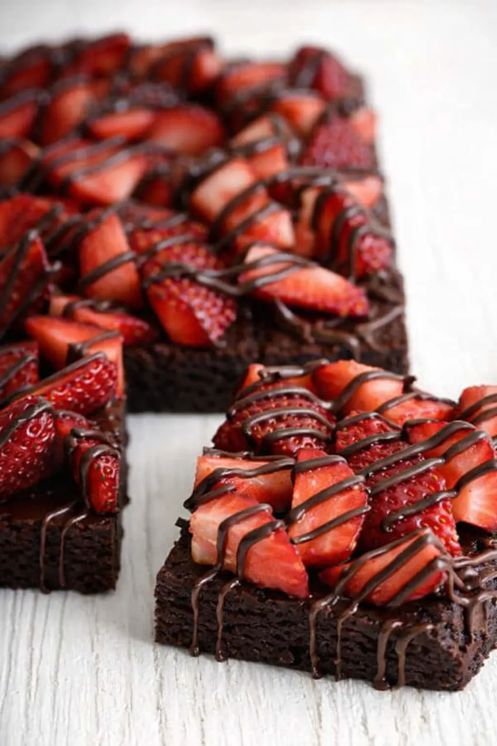 home 9 Chocolate-covered strawberry brownies with fresh strawberries and chocolate drizzle