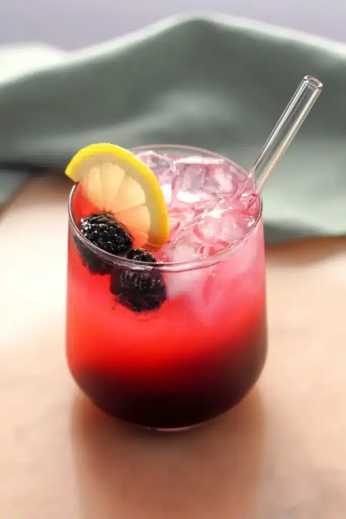 Blackberry Lemonade Recipe with blackberries, lemon slice, and ice